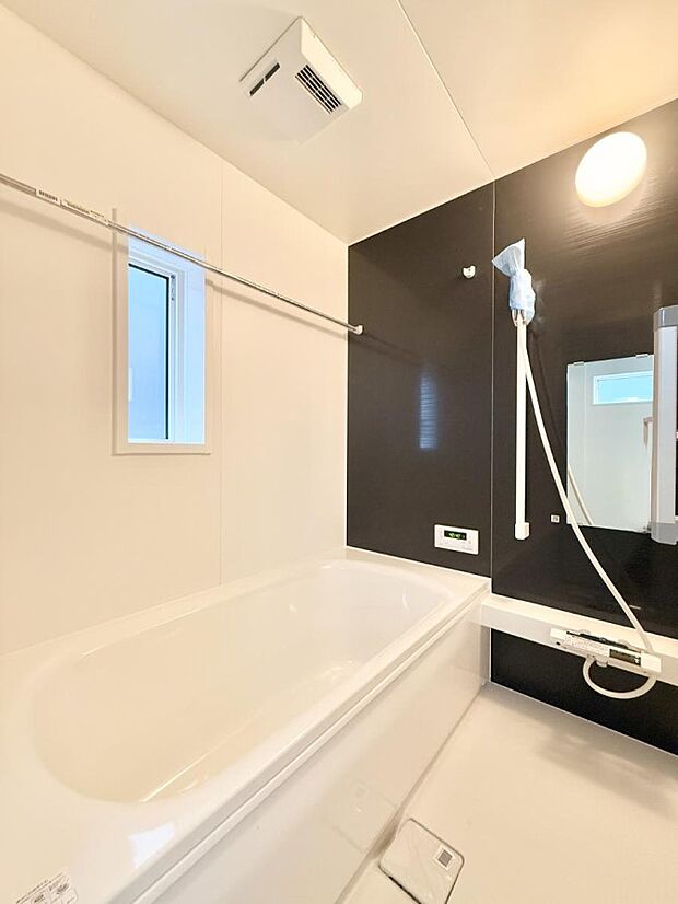 ■落ち着いた色合いの壁面、ゆっくり寛げるバスルーム