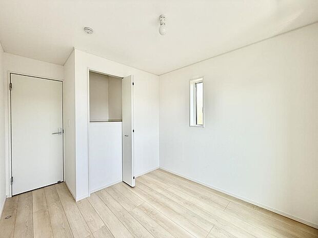 ■シンプルな空間で、収納付きベッドやデスクなど、多機能な家具を活用しやすいです