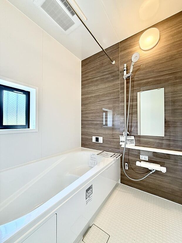 ■落ち着いた色合いの壁面、ゆっくり寛げるバスルーム