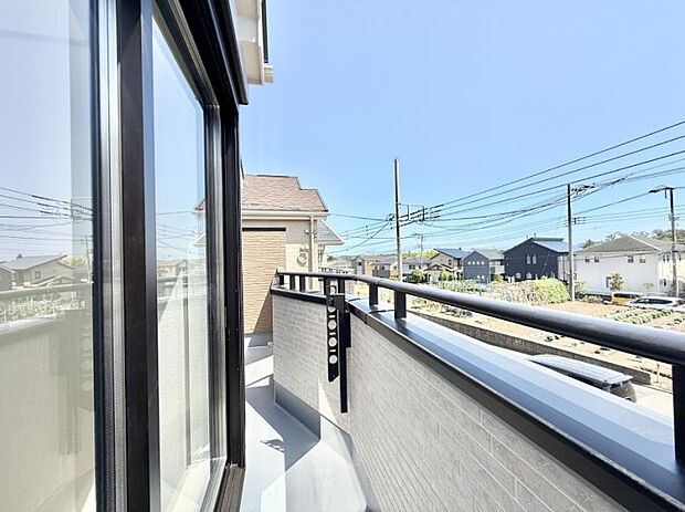 ■ 心地よい風と光を感じる、くつろぎのバルコニー