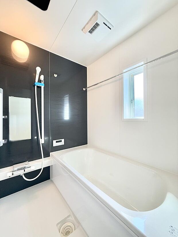 ■落ち着いた色合いの壁面、ゆっくり寛げるバスルーム