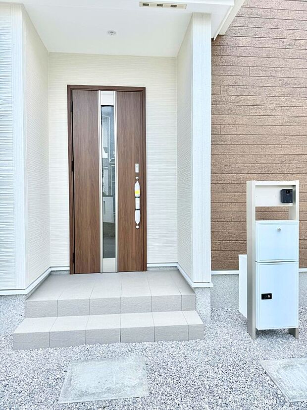 ■ シンプルで美しく、住まいの第一印象を彩る玄関です