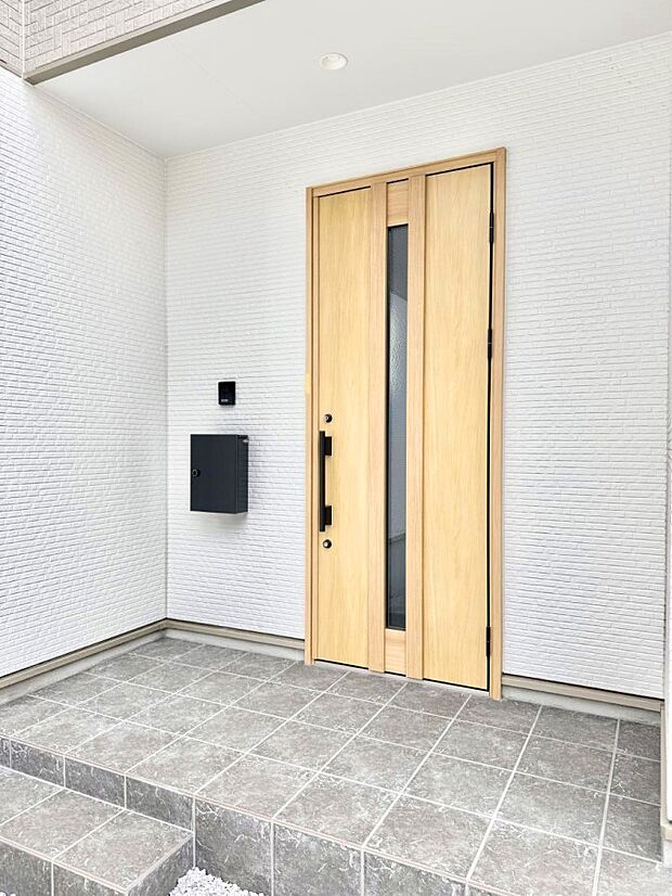 ■ シンプルで美しく、住まいの第一印象を彩る玄関です