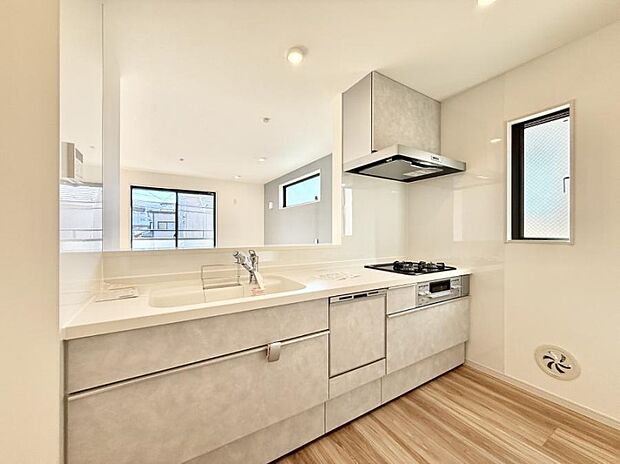 ■小窓があるので、明るさと開放感たっぷりなキッチン!