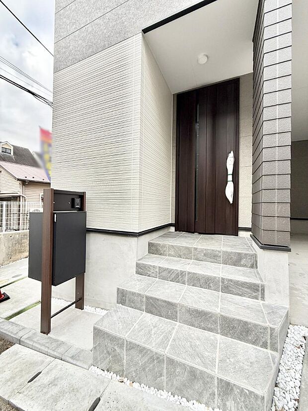 ■ シンプルで美しく、住まいの第一印象を彩る玄関です