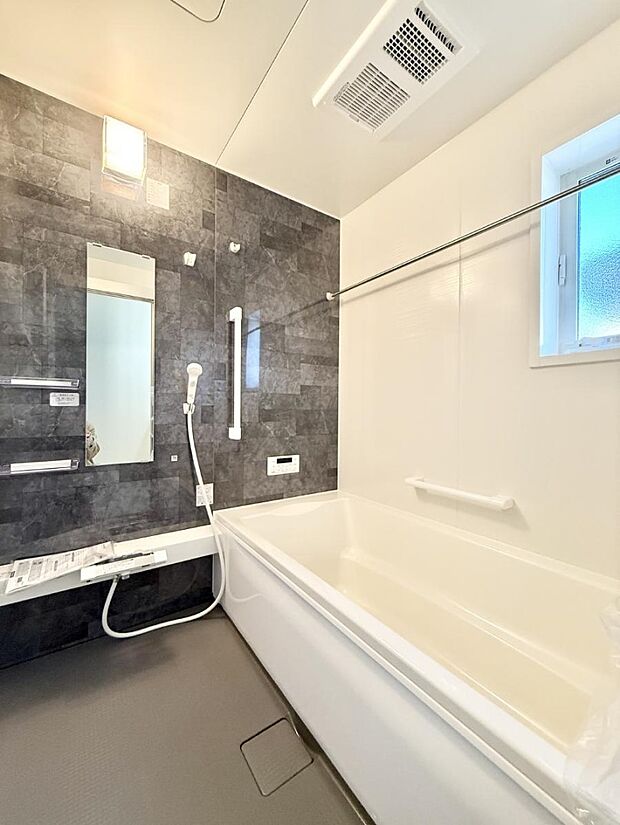 ■落ち着いた色合いの壁面、ゆっくり寛げるバスルーム