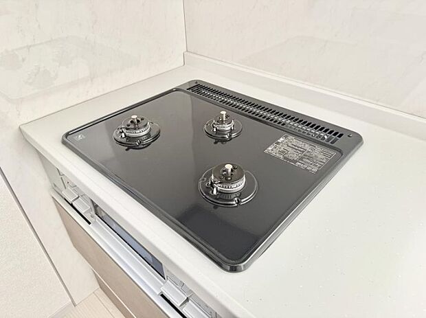 ■3口コンロのシステムキッチンで料理の手順もスムーズに