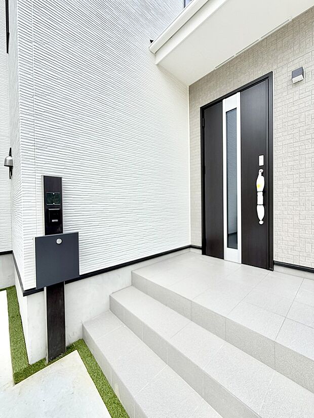 ■ シンプルで美しく、住まいの第一印象を彩る玄関です