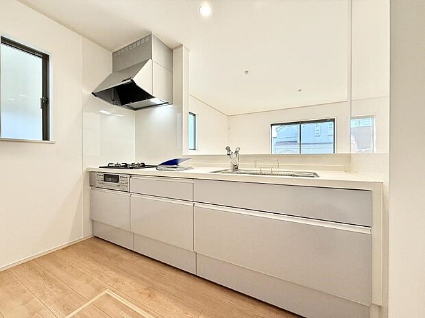 ■小窓があるので、明るさと開放感たっぷりなキッチン！  