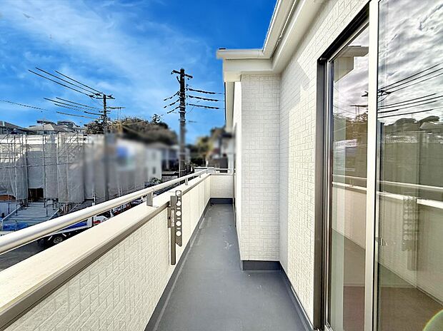 ■ 心地よい風と光を感じる、くつろぎのバルコニー