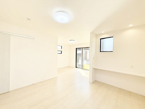 ■自然の光が差し込み、明るい空間が広がります