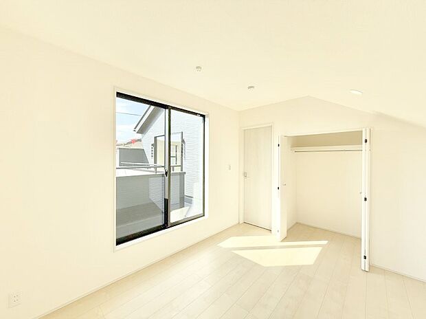 ■大きな窓は開放感があり、明るさ通風バッチリです