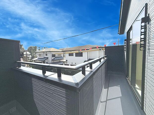 ■ 心地よい風と光を感じる、くつろぎのバルコニー