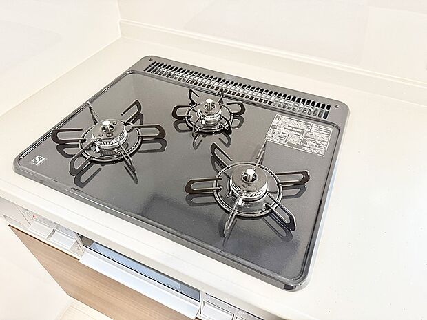 ■3口コンロのシステムキッチンで料理の手順もスムーズに