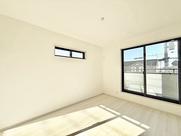 ■大きな窓は開放感があり、明るさ通風バッチリです