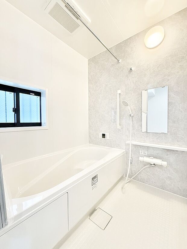 ■落ち着いた色合いの壁面、ゆっくり寛げるバスルーム