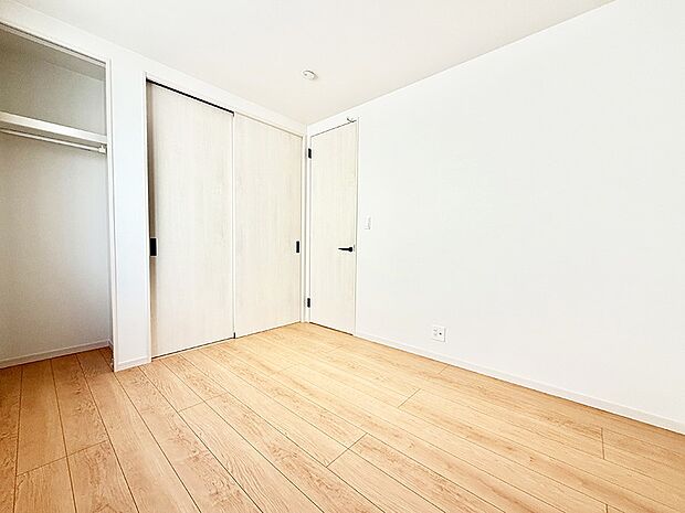 ■シンプルな空間で、収納付きベッドやデスクなど、多機能な家具を活用しやすいです