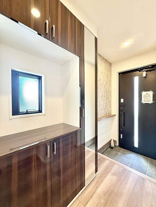 ■ 毎日を気持ちよく迎える、明るく温もりのある玄関