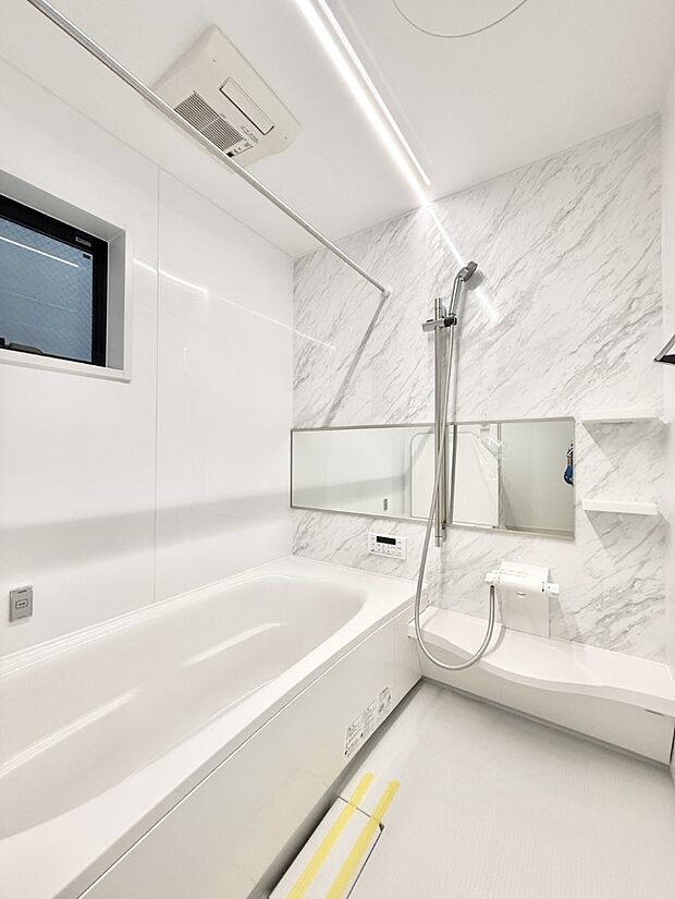 ■落ち着いた色合いの壁面、ゆっくり寛げるバスルーム