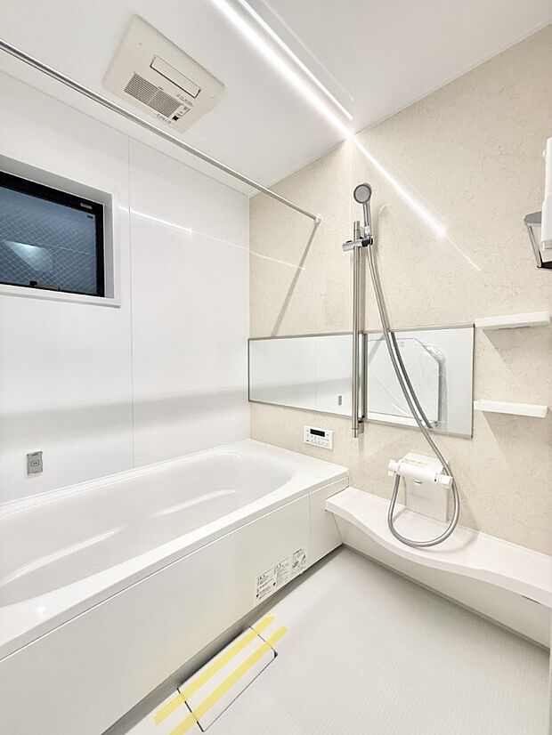 ■落ち着いた色合いの壁面、ゆっくり寛げるバスルーム