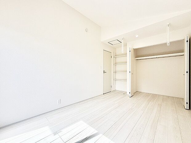 ■シンプルな空間で、収納付きベッドやデスクなど、多機能な家具を活用しやすいです