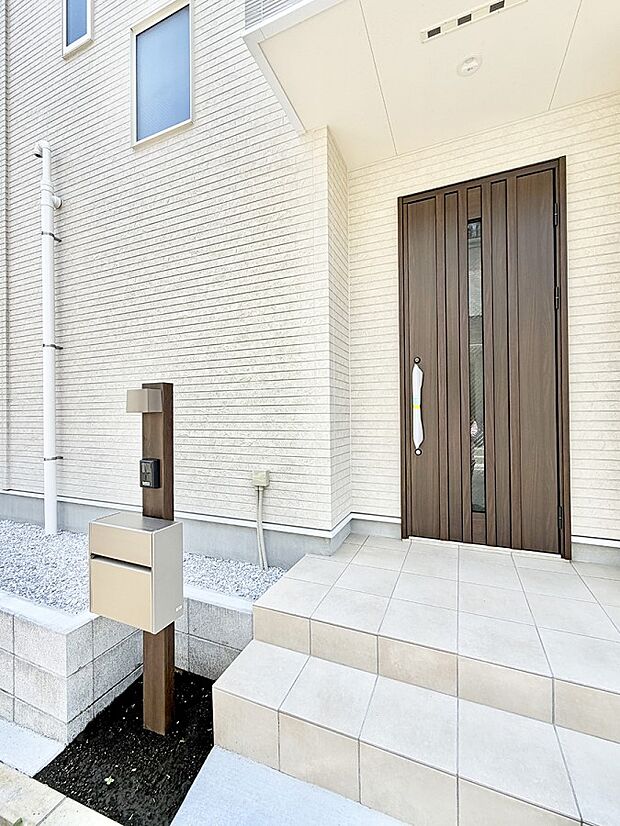 C号棟 ■ シンプルで美しく、住まいの第一印象を彩る玄関です