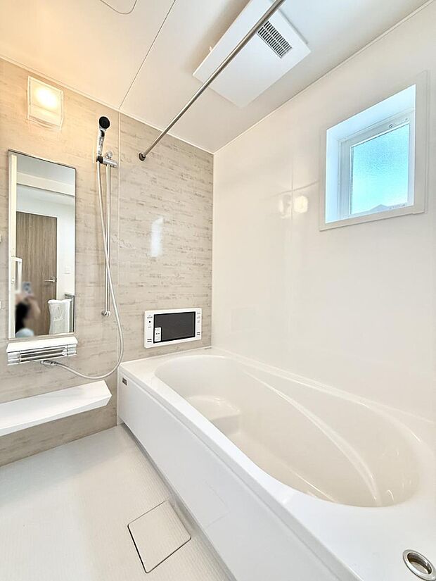 ■落ち着いた色合いの壁面、ゆっくり寛げるバスルーム