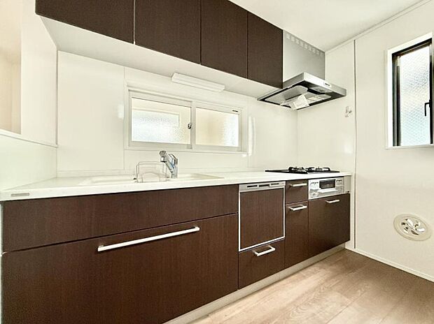 小窓があるので、明るさと開放感たっぷりなキッチン！