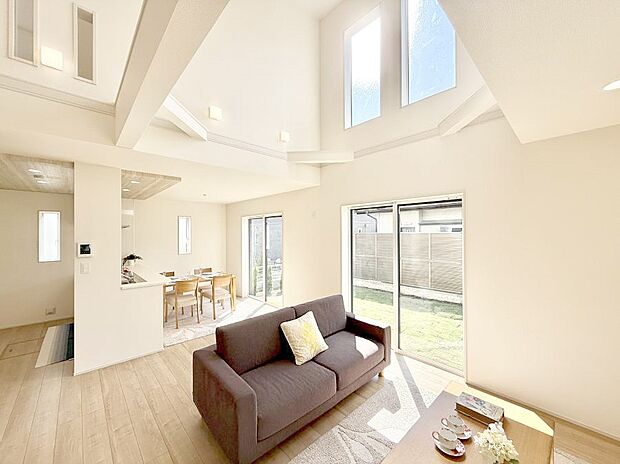 ■陽ざしが射し込む明るいLDKは家族でのんびり寛げます