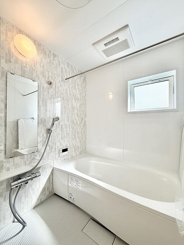 ■落ち着いた色合いの壁面、ゆっくり寛げるバスルーム