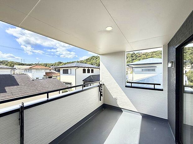 ■ 心地よい風と光を感じる、くつろぎのバルコニー