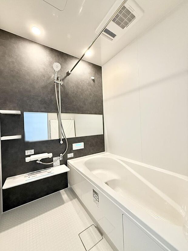 ■落ち着いた色合いの壁面、ゆっくり寛げるバスルーム