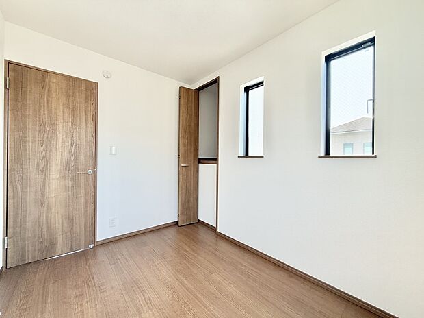 ■シンプルな空間で、収納付きベッドやデスクなど、多機能な家具を活用しやすいです