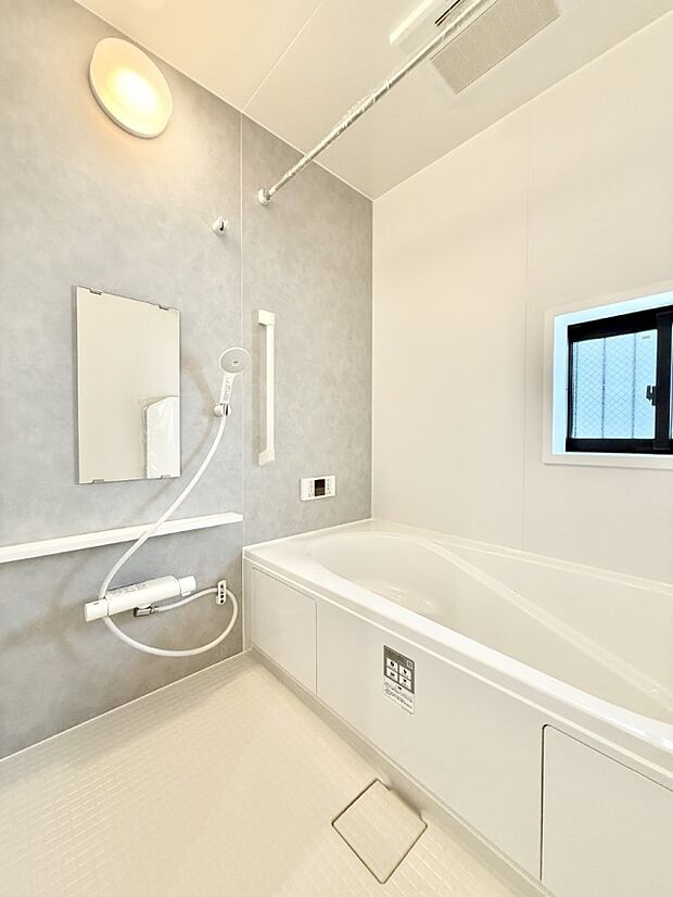 ■落ち着いた色合いの壁面、ゆっくり寛げるバスルーム