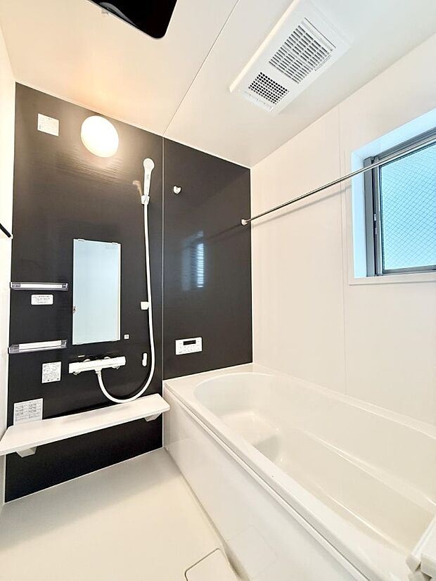 ■落ち着いた色合いの壁面、ゆっくり寛げるバスルーム