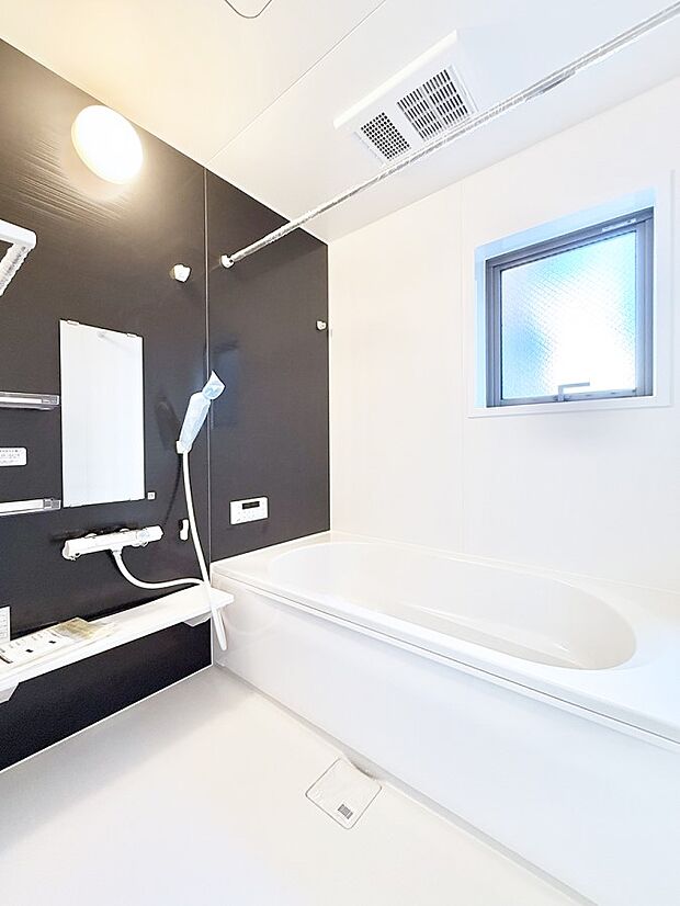 ■落ち着いた色合いの壁面、ゆっくり寛げるバスルーム