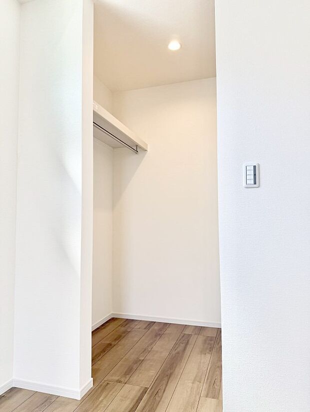 ■季節の洋服も、思い出の小物もすっきり収納できるウォークインクローゼット付  