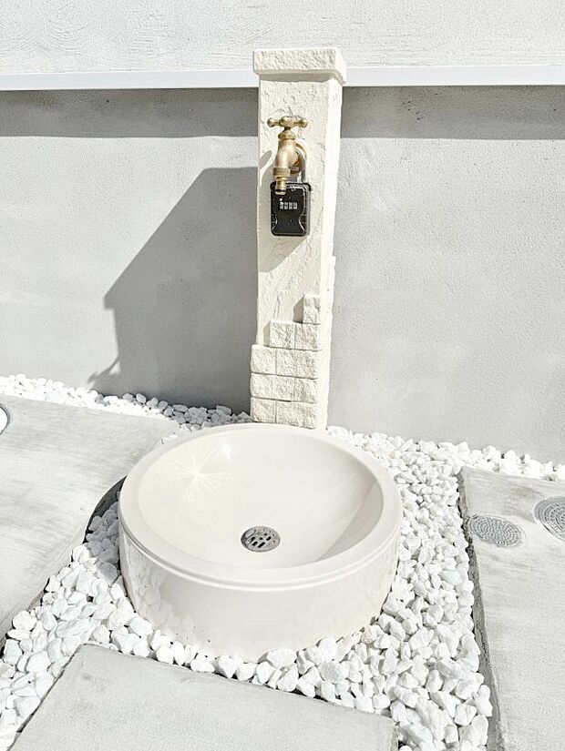 ■ガーデニングや洗車などの際に大活躍な屋外立水栓  