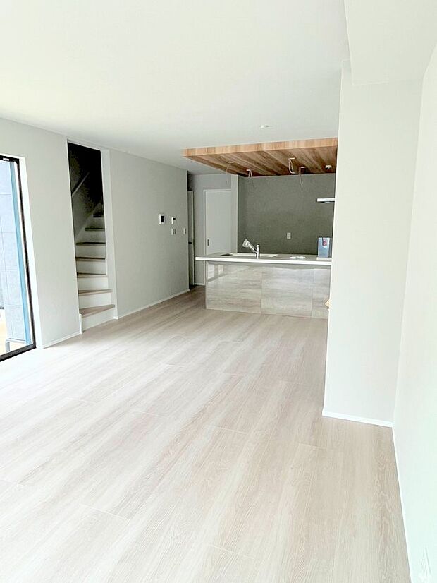 ■自然の光が差し込み、明るい空間が広がります