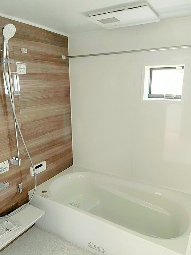 ■落ち着いた色合いの壁面、ゆっくり、ゆったり寛げるバスルーム。