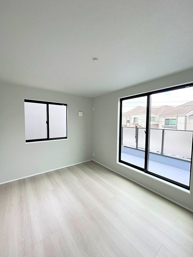 ■大きな窓は開放感があり、明るさ通風バッチリです