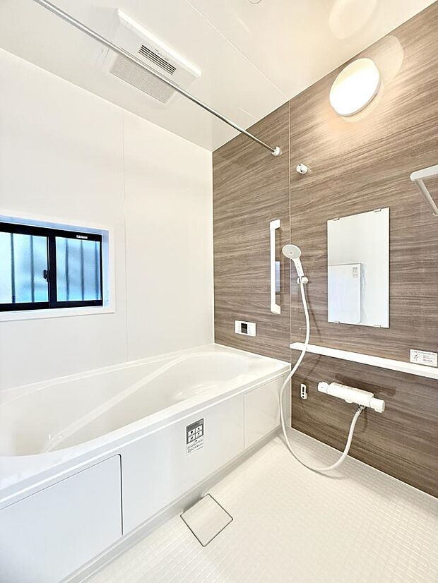 ■落ち着いた色合いの壁面、ゆっくり寛げるバスルーム