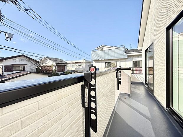 ■ 心地よい風と光を感じる、くつろぎのバルコニー