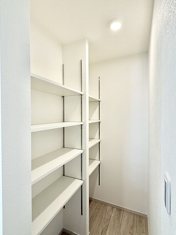 ■買いためた食材もすっきり収納できるパントリー付き  