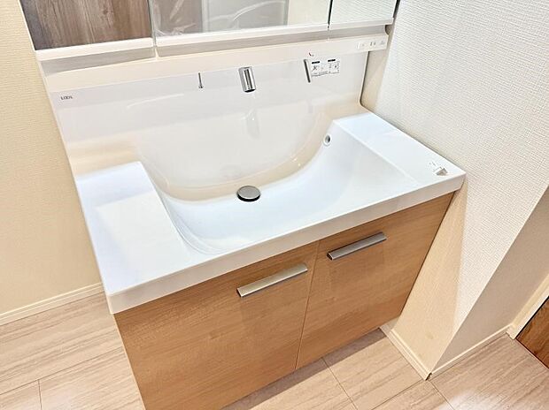 ■細かい部分まで洗いやすく便利なハンドシャワー付き