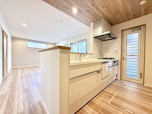 勝手口があるキッチンは明るく、ゴミ捨てに便利！通風し良好！で嬉しいですね  