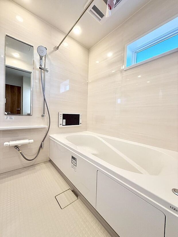 ■落ち着いた色合いの壁面、ゆっくり寛げるバスルーム