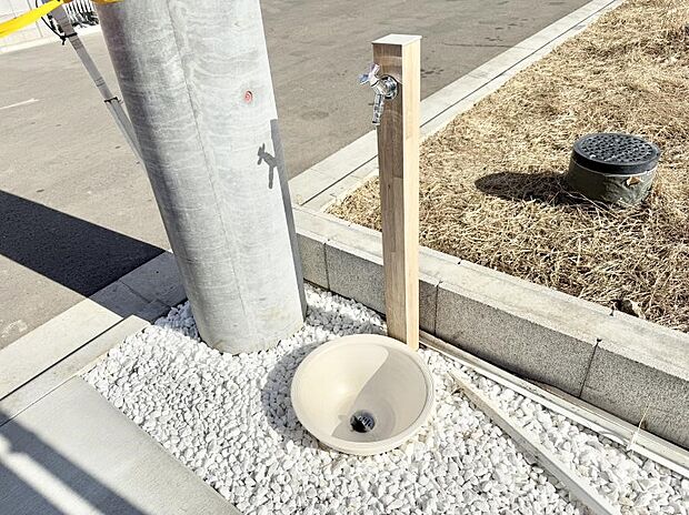 ■ガーデニングや洗車などの際に大活躍な屋外立水栓  