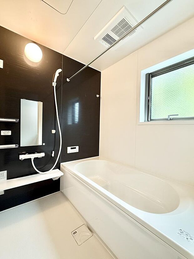 ■落ち着いた色合いの壁面、ゆっくり寛げるバスルーム