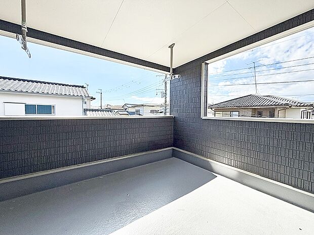 ■ 心地よい風と光を感じる、くつろぎのバルコニー